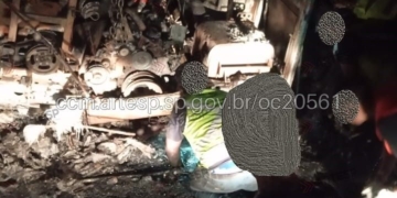 Ônibus pega fogo após pane elétrica na Rodovia Santos Dumont, em Campinas