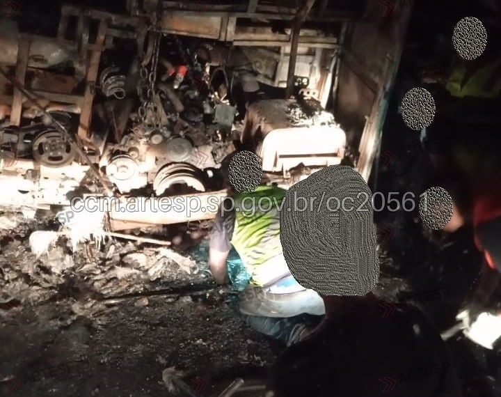 Ônibus pega fogo após pane elétrica na Rodovia Santos Dumont, em Campinas