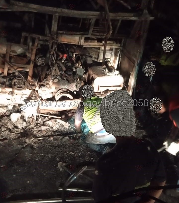 Ônibus pega fogo após pane elétrica na Rodovia Santos Dumont, em Campinas