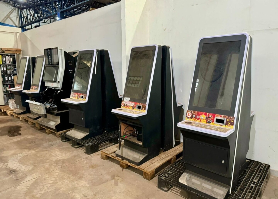 PM apreende sete caça-níqueis e 174 maços de cigarros falsificados em Campinas
