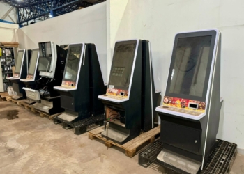PM apreende sete caça-níqueis e 174 maços de cigarros falsificados em Campinas