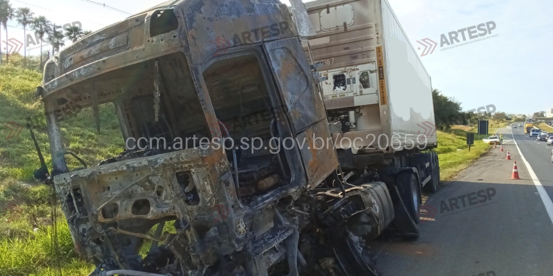 Carreta bate em defensa e pega fogo na Rodovia SP-340, em Campinas