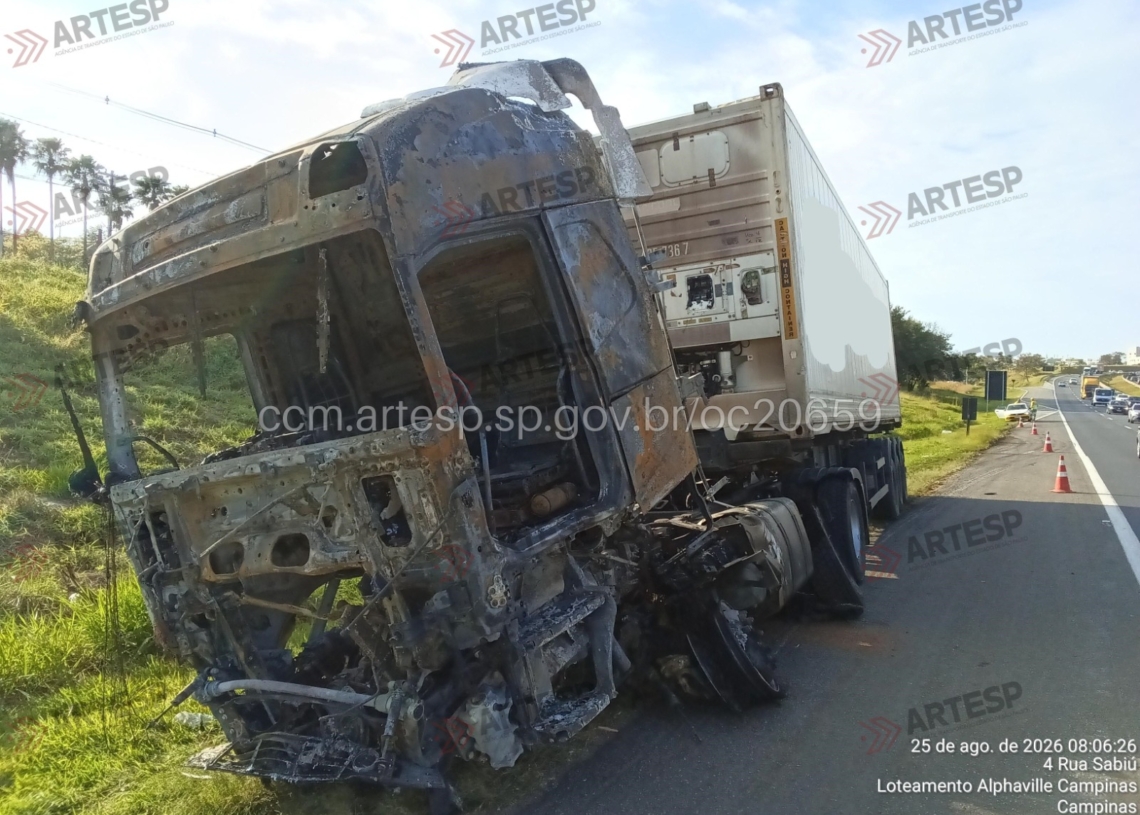 Carreta bate em defensa e pega fogo na Rodovia SP-340, em Campinas