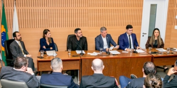 Comissão aprova parecer pela cassação do mandato de Vini Oliveira
