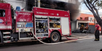 Incêndio atinge loja de veículos e destrói automóveis em Piracicaba