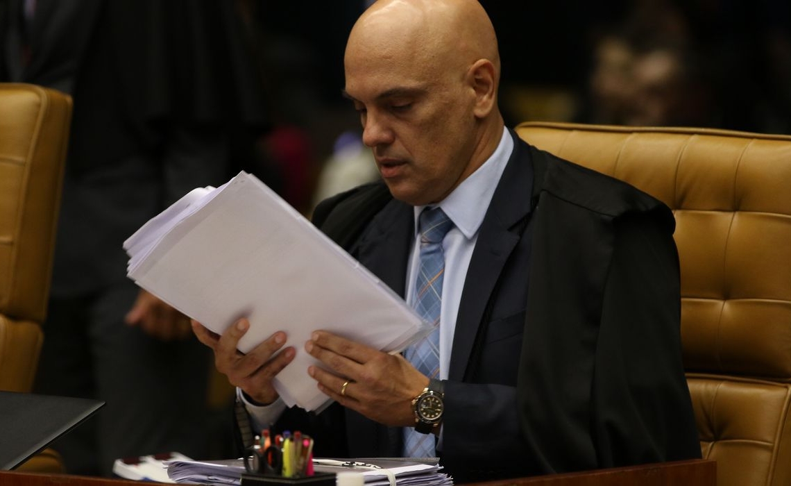 No Congresso, já se especula “saída honrosa” de Moraes do STF