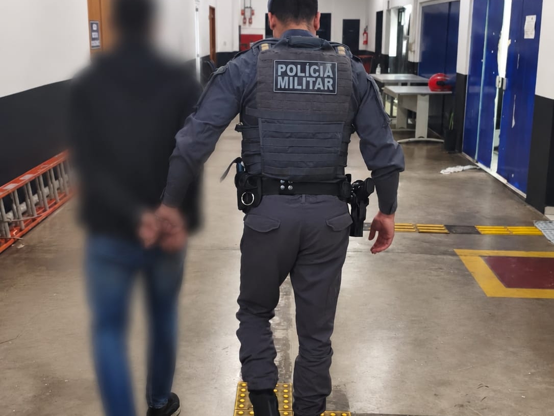 Homem é preso após ameaças de morte contra policiais em redes sociais