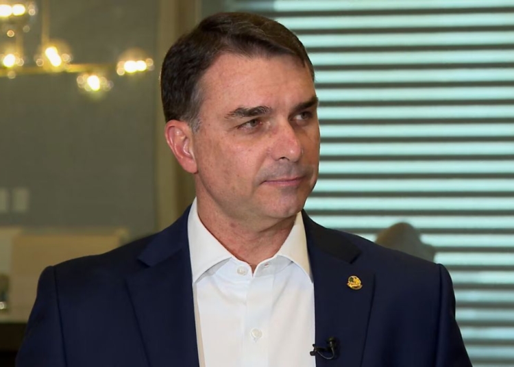 Na reta final da campanha, Flávio e Tarcísio fazem aparição curta em rodeio