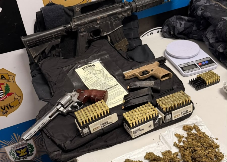 Baep apreende arma furtada, colete da Guarda e drogas em casa no São Judas, em Campinas