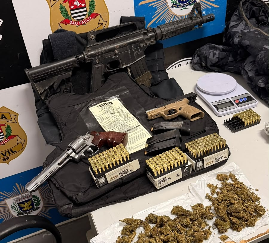 Baep apreende arma furtada, colete da Guarda e drogas em casa no São Judas, em Campinas