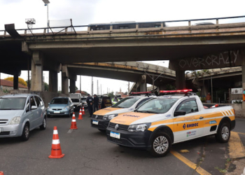 Motorista abandona carro após capotamento na Prestes Maia