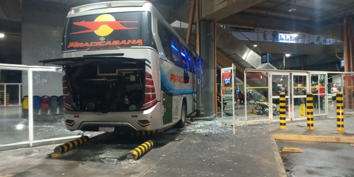 Ônibus interestadual bateu em pilar no Terminal Multimodal de Campinas