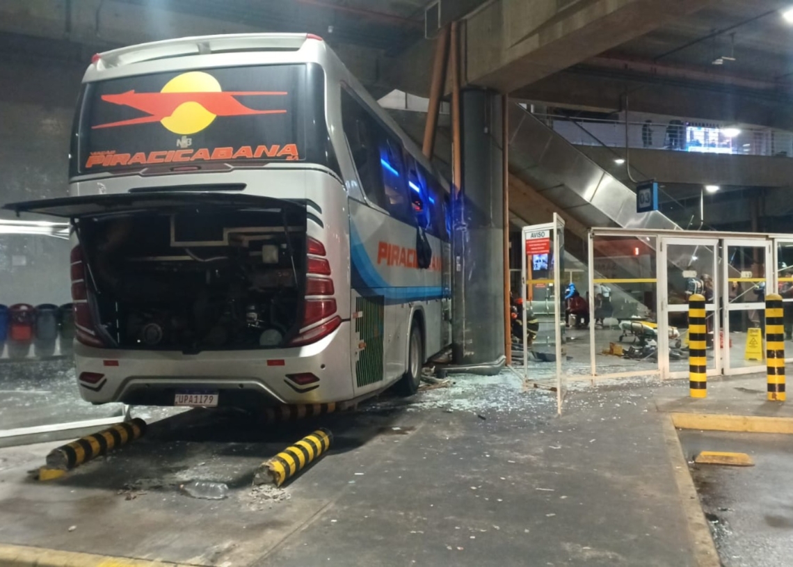 Ônibus interestadual bateu em pilar no Terminal Multimodal de Campinas