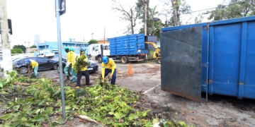 Equipes retiram entulho e galhos após temporal em Campinas
