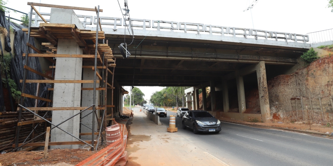 Obra amplia pontes da Prestes Maia e prepara instalação de vigas
