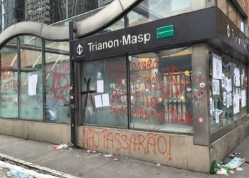 Prefeitura de SP limpa Avenida Paulista após vandalismo em estações de metrô durante ato pró-Lula