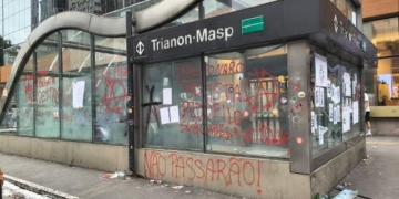 Prefeitura de SP limpa Avenida Paulista após vandalismo em estações de metrô durante ato pró-Lula