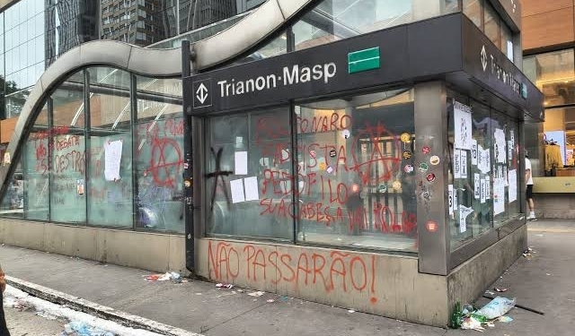 Prefeitura de SP limpa Avenida Paulista após vandalismo em estações de metrô durante ato pró-Lula