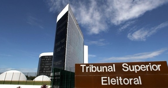 TSE decide derrubar posts falsos que liguem Flávio a Nossa Senhora, mas com uma ressalva