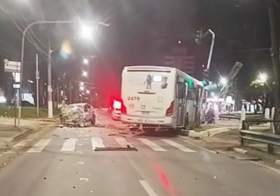 Dois morrem em acidente na Norte-Sul; suspeita é de racha