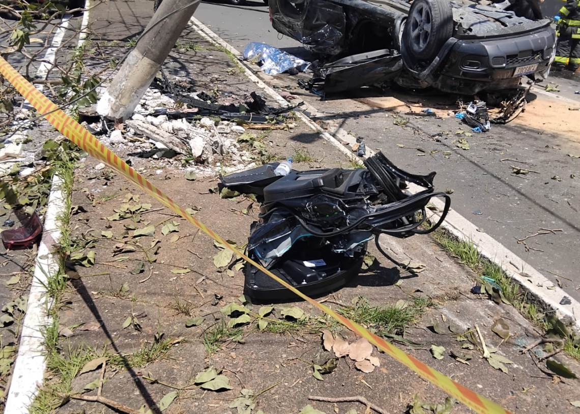 Motorista morre após carro bater em poste e capotar em Sousas