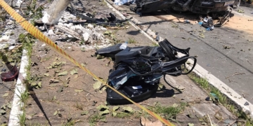 Motorista morre após carro bater em poste e capotar em Sousas