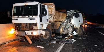 Caminhoneiro morre após carreta atingir dois caminhões em Limeira