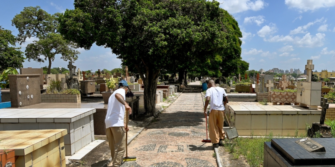 Prefeitura de Campinas inicia mutirão de limpeza nos cemitérios para o Dia de Finados