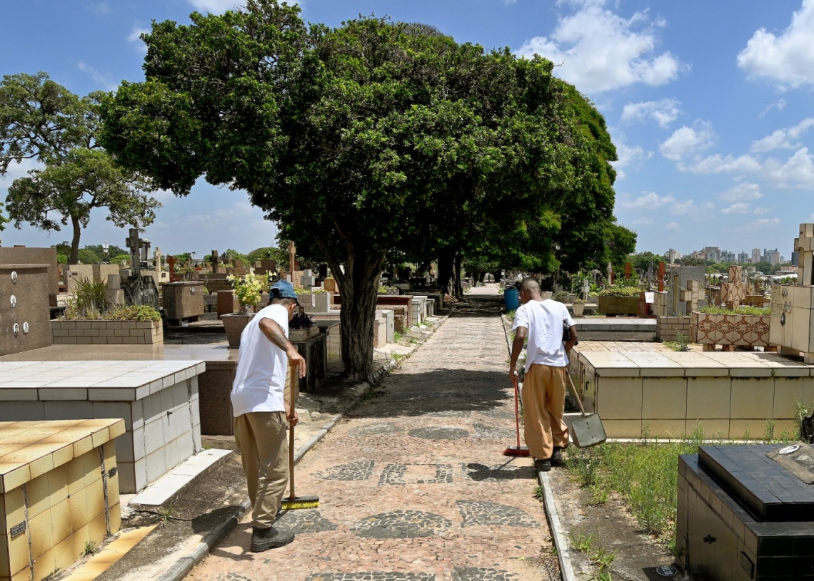 Prefeitura de Campinas inicia mutirão de limpeza nos cemitérios para o Dia de Finados