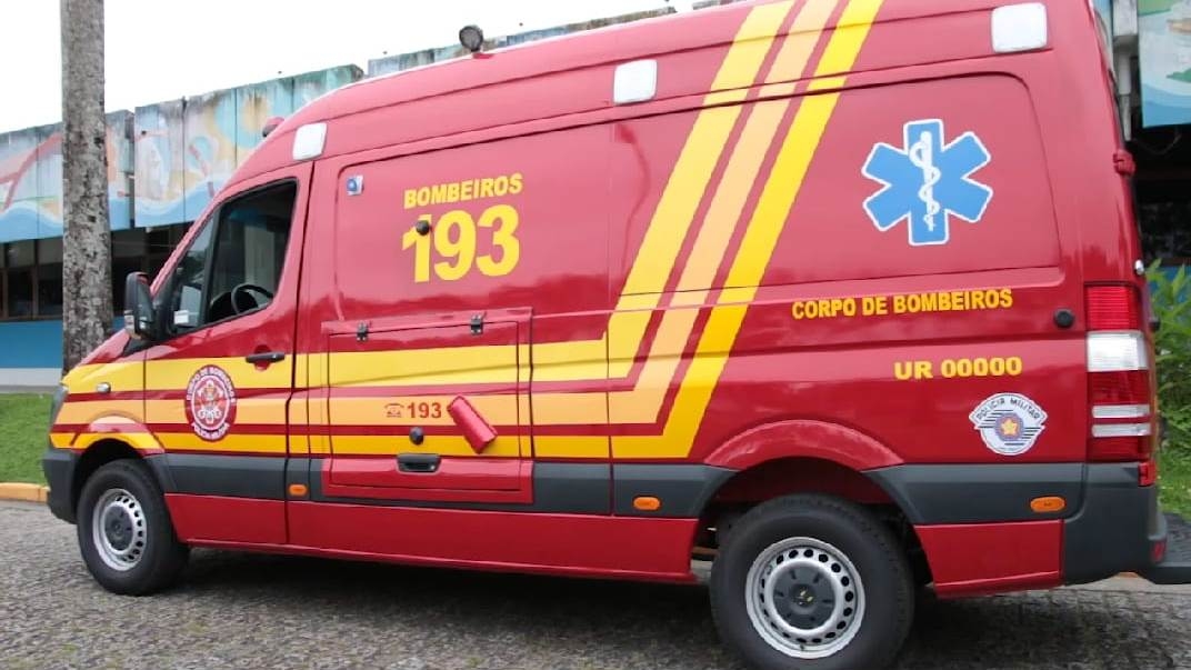 Motorista fica preso nas ferragens após carro cair no corredor BRT em Campinas