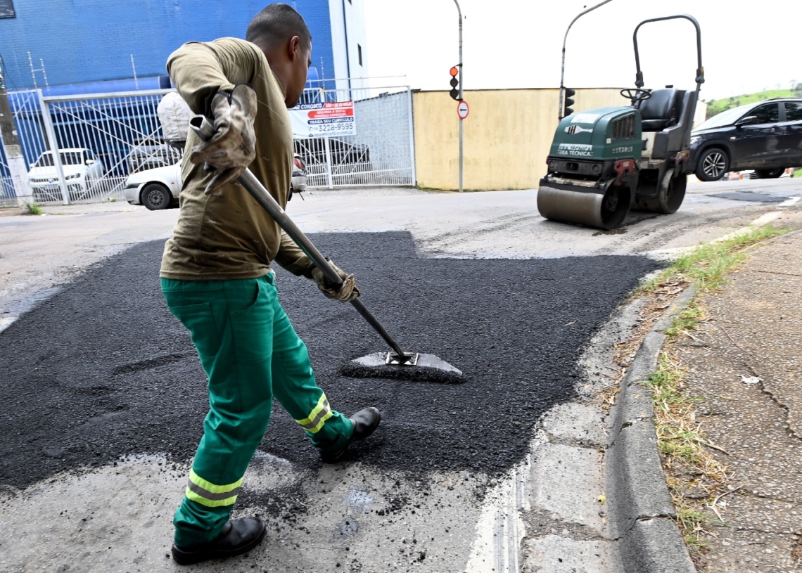 Excesso de chuva aumenta buracos e mobiliza equipes em Campinas