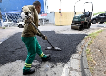 Excesso de chuva aumenta buracos e mobiliza equipes em Campinas