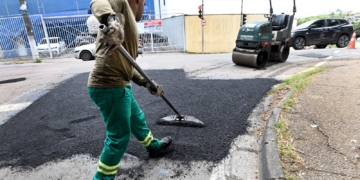 Excesso de chuva aumenta buracos e mobiliza equipes em Campinas