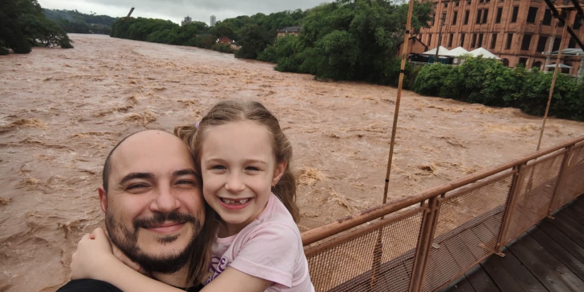 Rio Piracicaba segue cheio nesta segunda e mantém Rua do Porto alagada