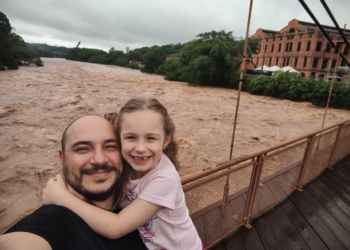 Rio Piracicaba segue cheio nesta segunda e mantém Rua do Porto alagada